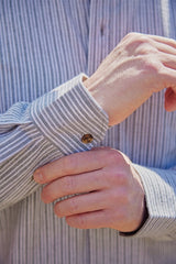 Chemise Grand-père Vintage en coton - Ivoire à rayures gris ardoise - Lee Valley - sur modèle, détail poignet