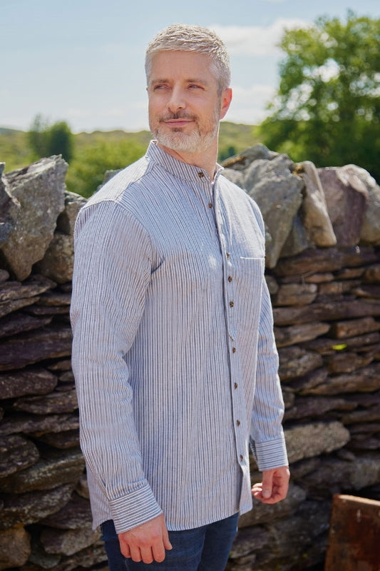 Chemise Grand-père Vintage en coton - Ivoire à rayures gris ardoise - Lee Valley - sur modèle