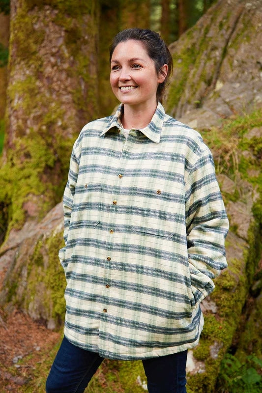 Chemise femme chaude doublée en flanelle de coton – Ecru, Vert et Bleu Marine à carreaux - Lee Valley - sur modèle