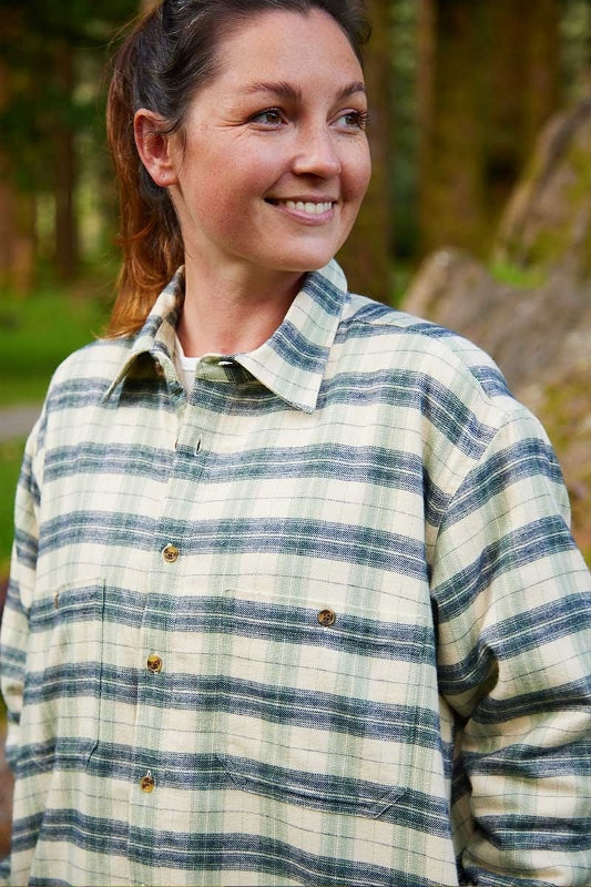 Chemise femme chaude doublée en flanelle de coton – Ecru, Vert et Bleu Marine à carreaux - Lee Valley - sur modèle  détail