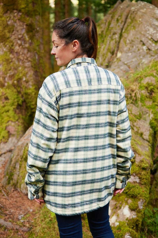 Chemise femme chaude doublée en flanelle de coton – Ecru, Vert et Bleu Marine à carreaux - Lee Valley - sur modèle dos