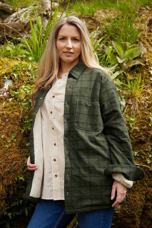 Chemise femme chaude doublée en flanelle de coton – Vert Forêt et Noir à carreaux - Lee Valley - sur modèle