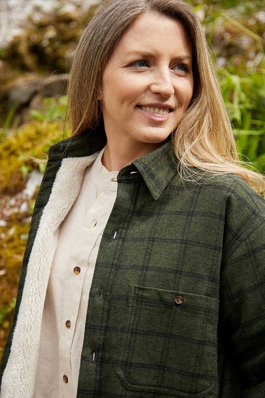 Chemise femme chaude doublée en flanelle de coton – Vert Forêt et Noir à carreaux - Lee Valley - sur modèle 2
