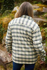 Chemise femme chaude doublée en flanelle de coton – Ecru, Vert et Bleu Marine à carreaux - Lee Valley - sur modèle - dos