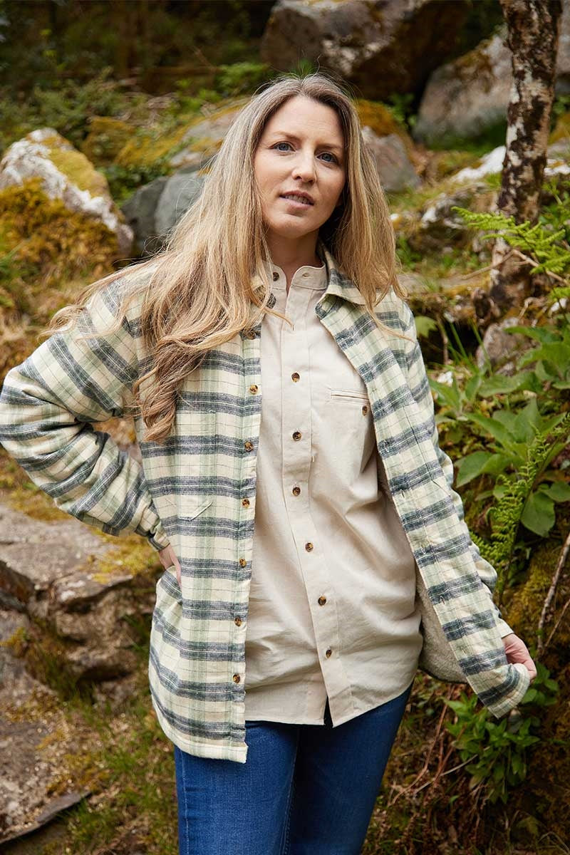 Chemise femme chaude doublée en flanelle de coton – Ecru, Vert et Bleu Marine à carreaux - Lee Valley - sur modèle