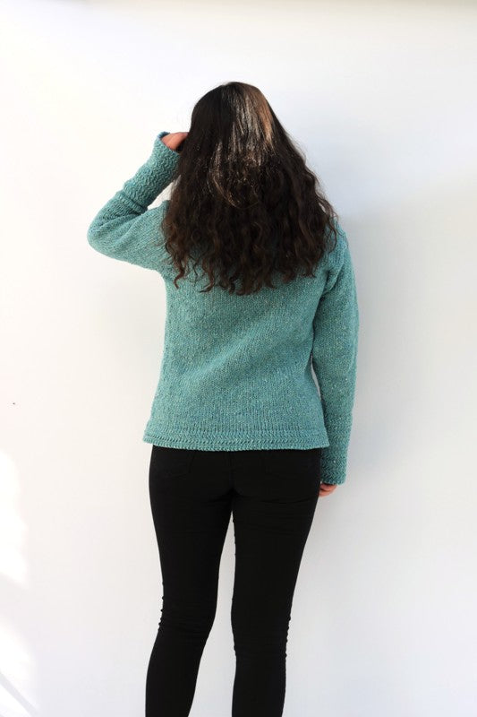 Pull à col roulé et évasé et à chevrons – Aqua – Rossan Knitwear - dos