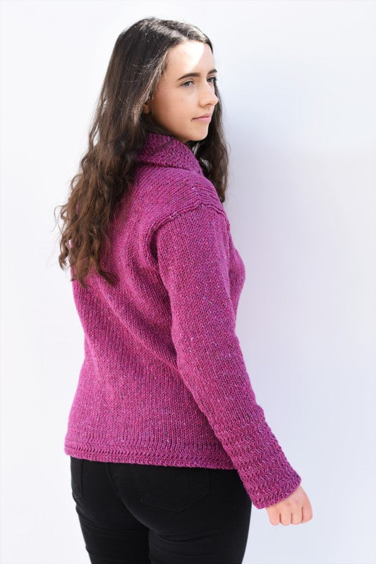 Pull à col roulé et évasé et à chevrons – Rose – Rossan Knitwear - dos