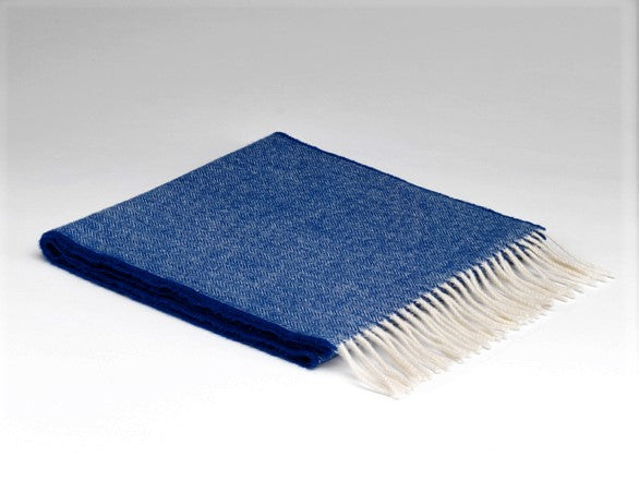 Echarpe en laine d’agneau mérinos – Bleu royal à chevrons – McNutt of Donegal