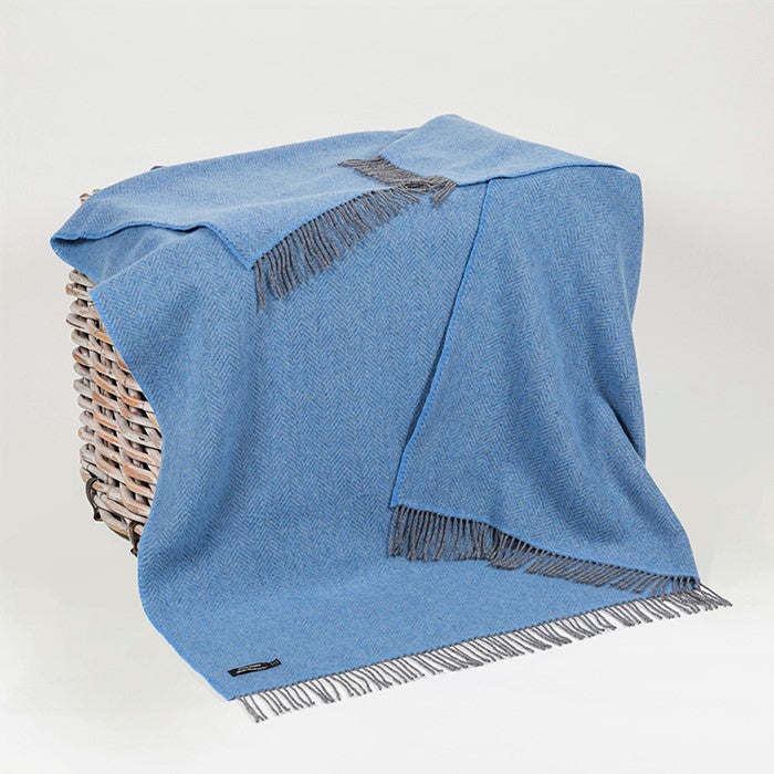 Couverture en laine mérinos et cachemire – bleue et grise à chevrons - John Hanly