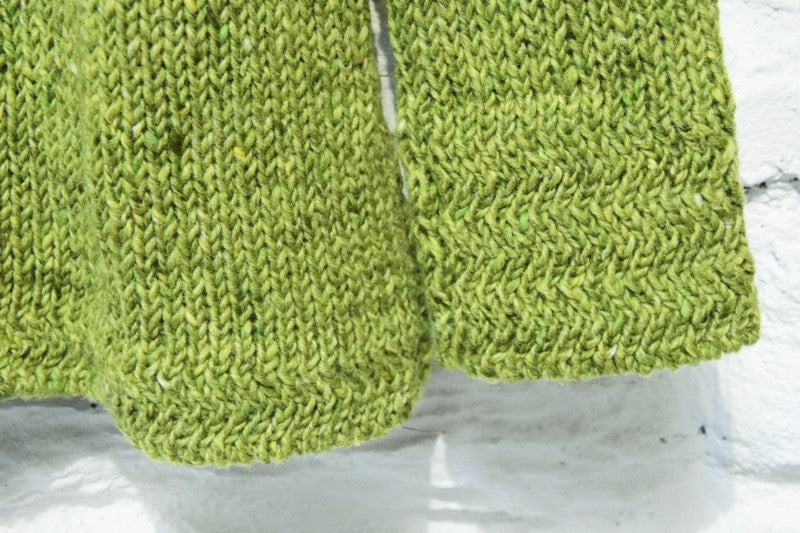 Pull à col bateau et bords à chevrons - Vert Pomme – Rossan Knitwear - détail poignet et bord