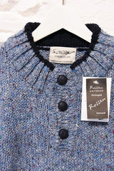 Pull col montant boutonné – Bleu clair moucheté – Rossan Knitwear - détail col