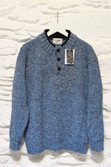 Pull col montant boutonné – Bleu clair moucheté – Rossan Knitwear