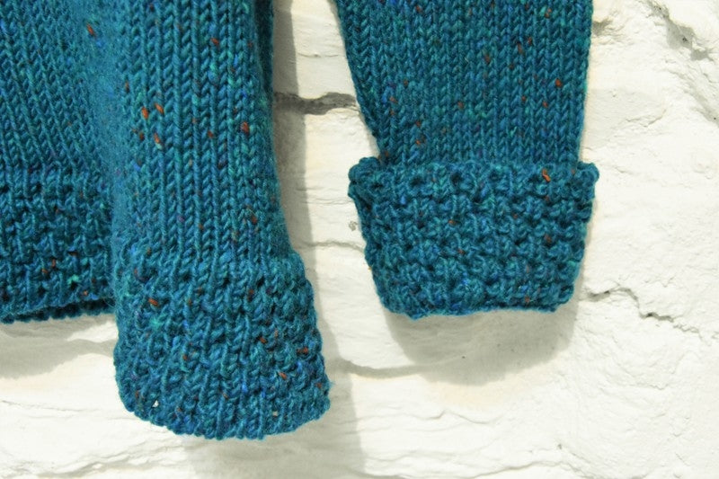 Pull à col roulé et évasé - Turquoise – Rossan Knitwear - détail poignet et bord