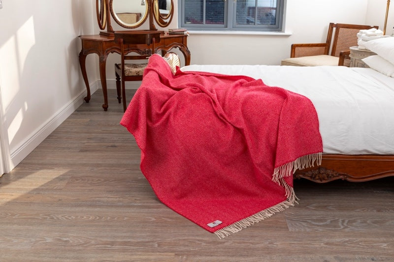 Couverture en laine mérinos et cachemire – framboise à chevrons - John Hanly - sur lit