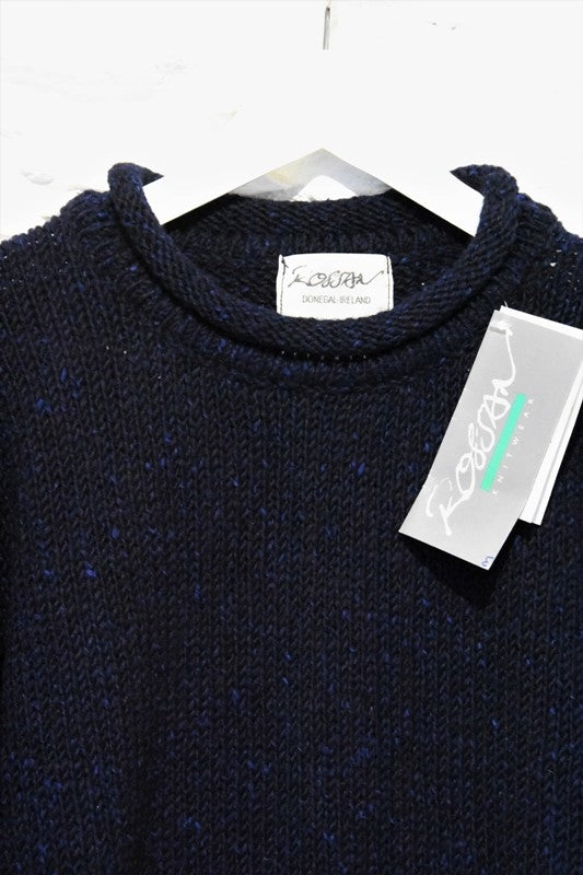 Pull à col round et à bords roulottés – bleu marine – Rossan Knitwear - détail col